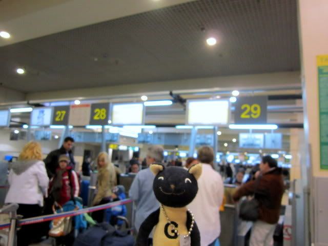http://i1137.photobucket.com/albums/n505/dangerousebeans/Goronyan/Thailand/Airport/2.jpg