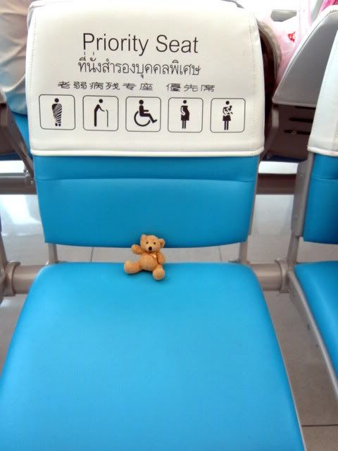 http://i1137.photobucket.com/albums/n505/dangerousebeans/Peeta/Thailand/Airport/10.jpg