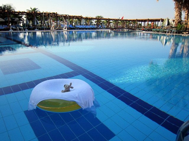 http://i1137.photobucket.com/albums/n505/dangerousebeans/Tedi/Turkey/Swimming%20pools/4_zpsecdadd40.jpg
